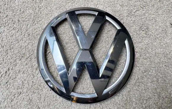 Volkswagen Golf VII Manufacturer badge logo/emblem 5G0853601