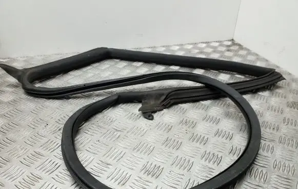 Audi A5 Sportback 8TA Rear door rubber seal (on body) 8T8833708C