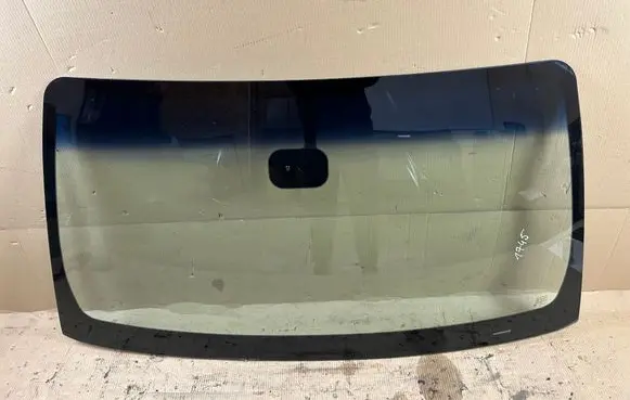 Nissan Navara D40 Front windscreen/windshield window 