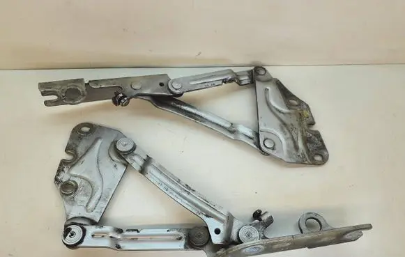 Volkswagen Golf Plus Engine bonnet/hood hinges 5M0823301 5M0823302