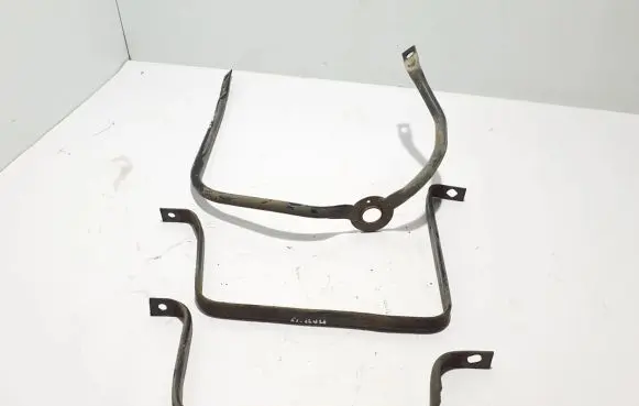 Fuel tank mounting bracket