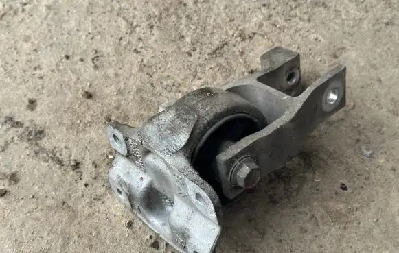 Peugeot 508 Engine mounting bracket 9686523480