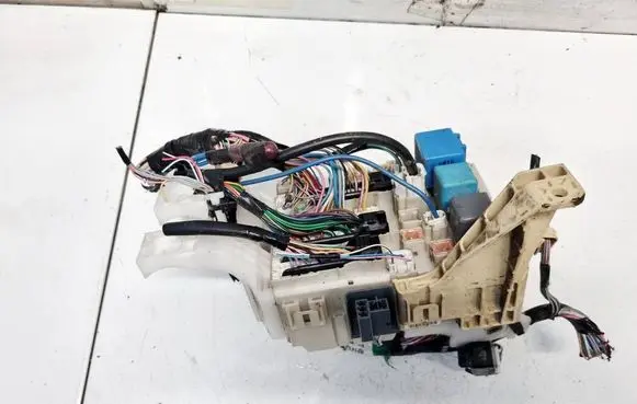 Toyota Yaris Fuse box set 8273052700 82730-52700