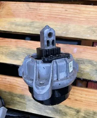 BMW 5 F10 F11 Engine mount bracket 6780263