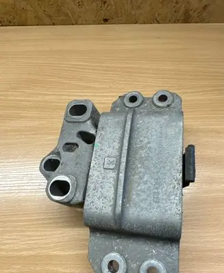 Volkswagen Tiguan Engine mount bracket 5n0199555