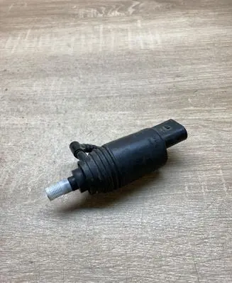 BMW 5 E39 Windscreen/windshield washer pump 8377612