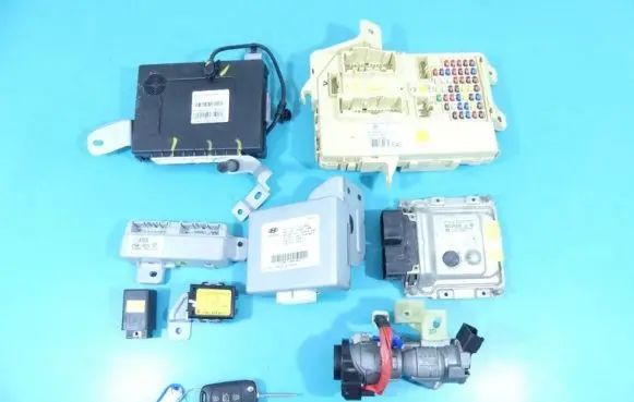 Hyundai i30 Engine control unit/module ECU 0261S11817 IMPRK1353894