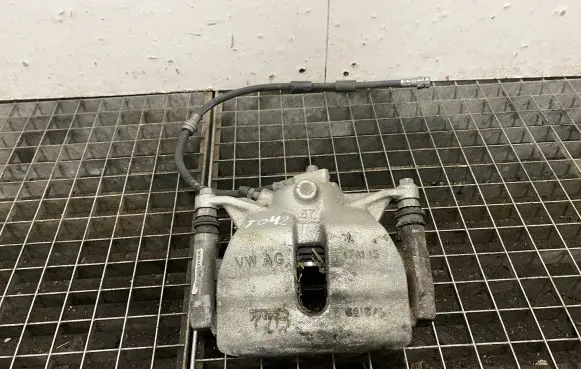 Volkswagen Jetta VII Front brake caliper 5QM615124