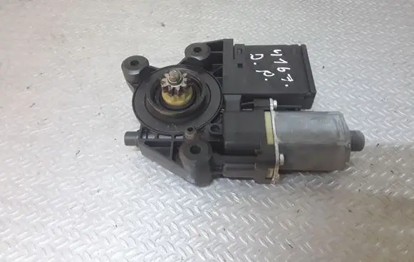 Renault Megane III Front door window regulator motor 807301396R