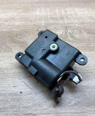Nissan Qashqai+2 Air flap motor/actuator 3K01030840