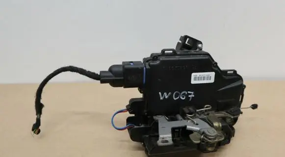 Volkswagen Polo V 6R Front door lock 3B1837015AM