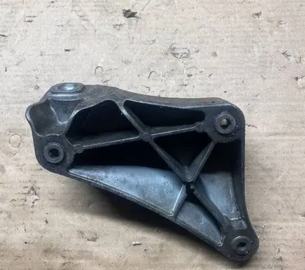BMW 5 E39 Engine mounting bracket 6750441 6S76