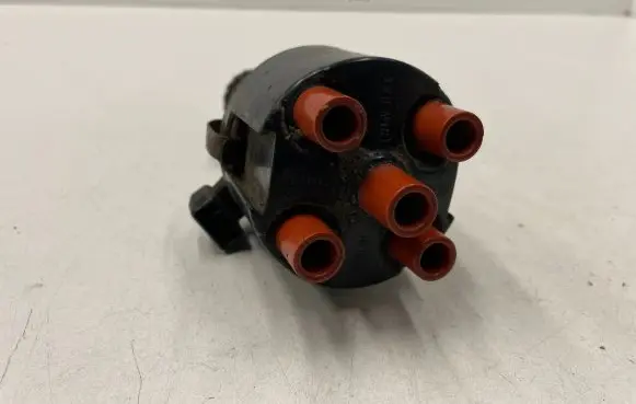 Audi 80 90 S2 B4 Spark distributor cap 051905207