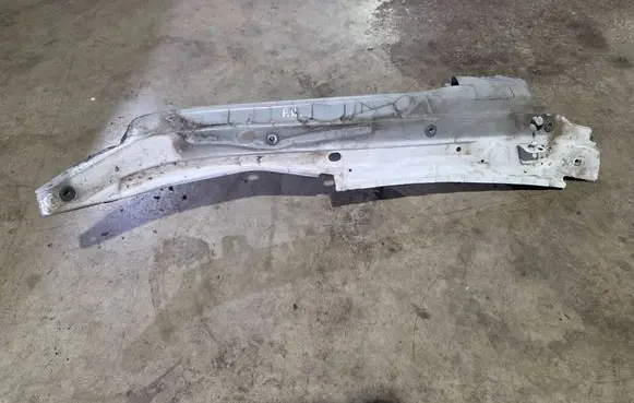 Audi Q7 4L Fender mounting bracket 4L0805175