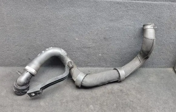 Audi Q7 4L Engine coolant pipe/hose 7L8121101B