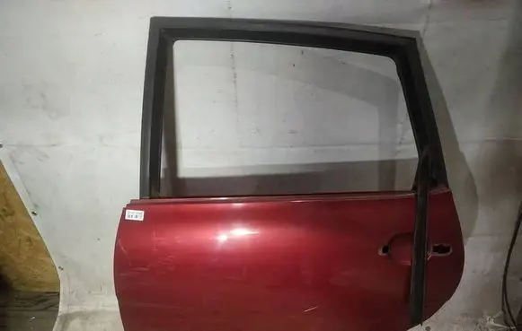 Seat Toledo III (5P) Rear door raudonos