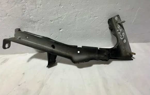 Audi A5 8T 8F Fender mounting bracket 8T0821135