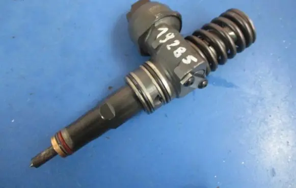 Skoda Fabia Mk2 (5J) Fuel injector 038130073AG