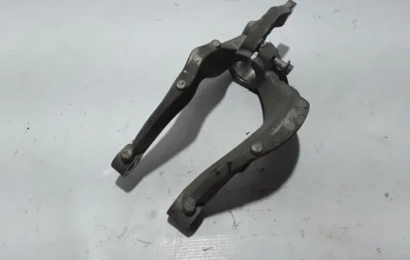 Volvo XC90 Lower shock absorber bracket 31380635