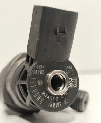 BMW X3 F25 Fuel injector 7810702 45110