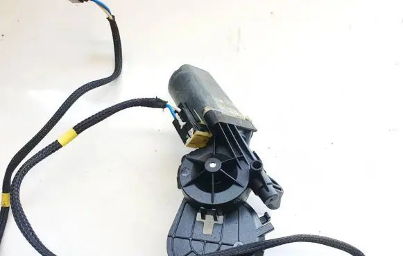 Mercedes-Benz C W203 Seat adjustment motor 0390201940 a2038202042