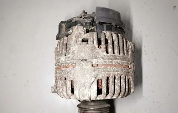 Volkswagen Golf IV Generator/alternator 028903028D 0124325003
