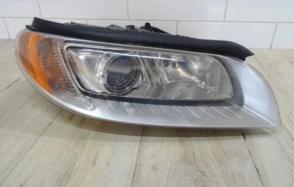 Toyota Camry VIII XV70 Headlight/headlamp 31283916