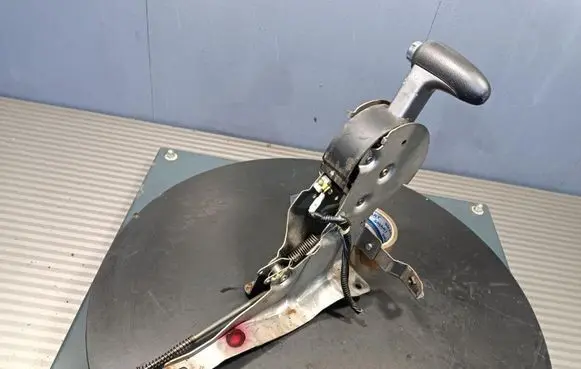 Honda CR-V Hand brake release handle 