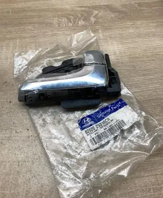 Hyundai ix35 Front door interior handle 826202S010CR