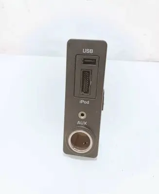 Jaguar XF X250 iPod connector socket 8X2319C166AB 2082008 A2C53252704