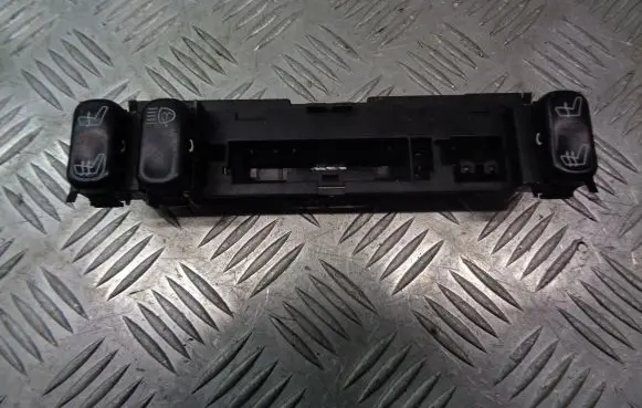 Mercedes-Benz E W210 Seat heating relay 2108200151