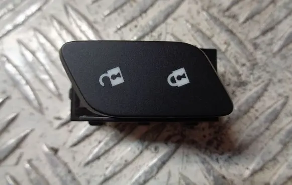Opel Astra K Central locking switch button 13437276
