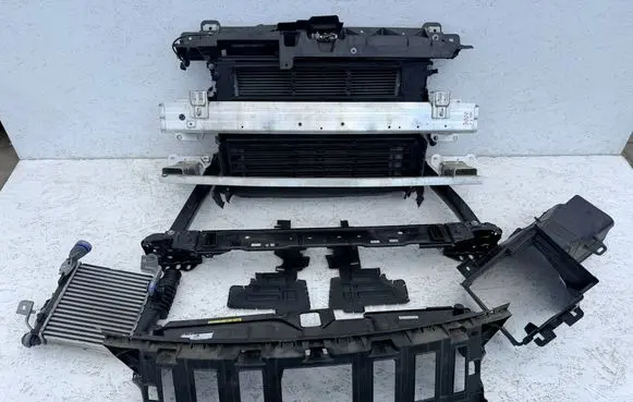 Peugeot 3008 II Radiator support slam panel