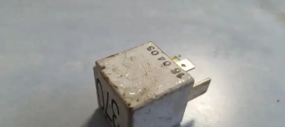 Volkswagen PASSAT B5.5 Other relay 8D0951253