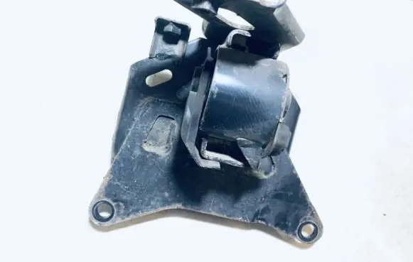 Toyota Yaris Engine mount bracket