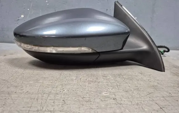 Volkswagen PASSAT B7 Front door electric wing mirror 