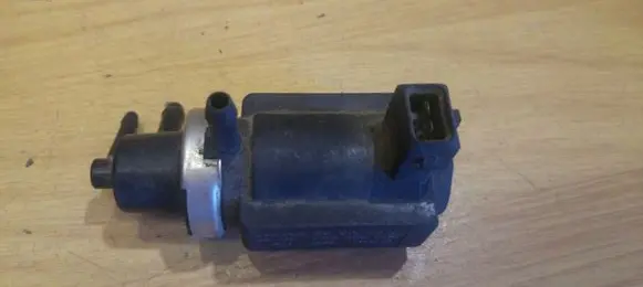 Volkswagen PASSAT B5 Turbo solenoid valve 8D0906627