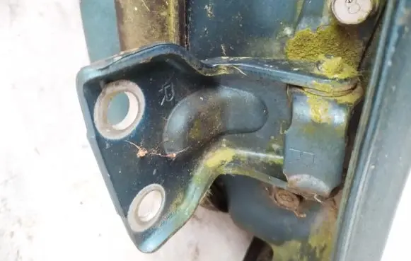 Mazda 626 Rear door lower hinge