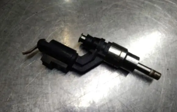 Volkswagen Golf V Fuel injector 0261500016 03C906036A