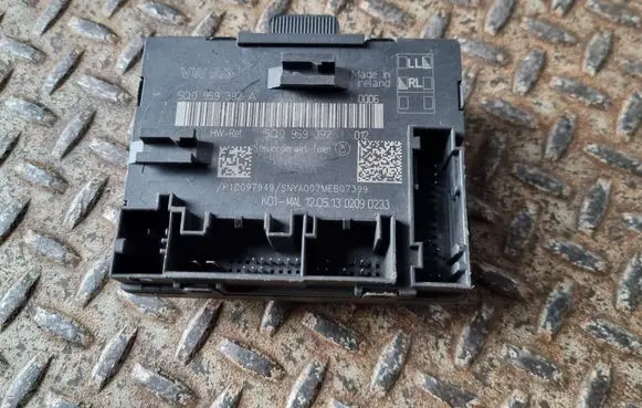 Volkswagen Golf VII Door control unit/module 5Q0959392A
