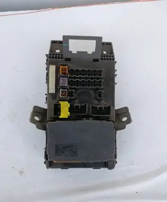 Toyota Avensis T220 Fuse module 8264105011
