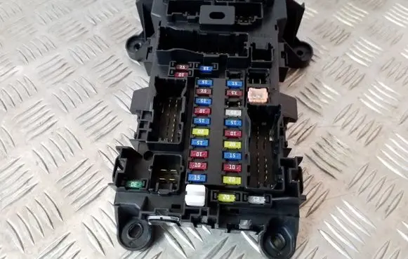 Suzuki Grand Vitara II Fuse module