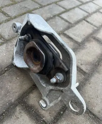Nissan Qashqai Engine mount bracket 112221641