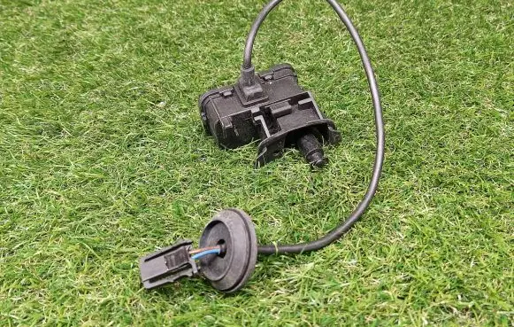 Fuel tank cap lock motor