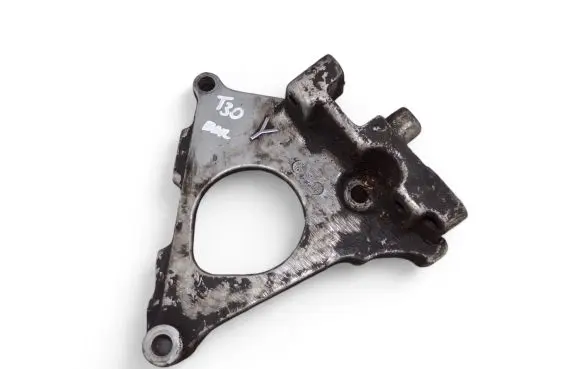 Nissan X-Trail T30 Engine mounting bracket