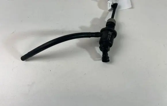 Nissan Juke I F15 Clutch master cylinder 306101U60A