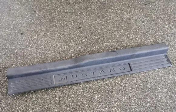 Front sill trim cover