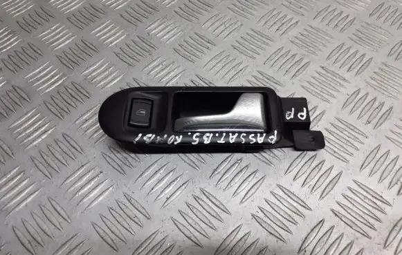 Volkswagen PASSAT B5 Front door interior handle 3B1837114