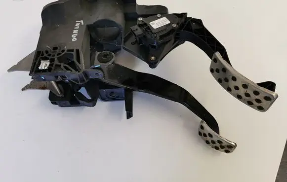 Renault Twingo III Accelerator throttle pedal A4532900800