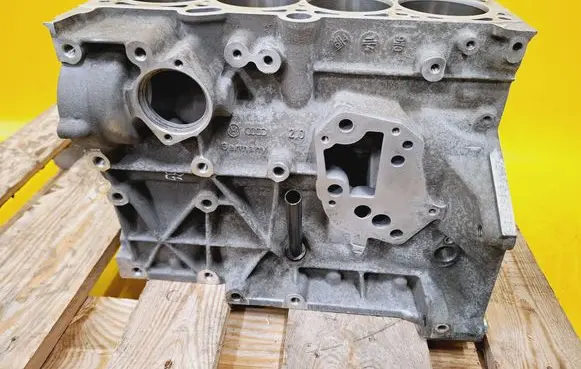 Volkswagen PASSAT B6 Engine block R06D023A BVY